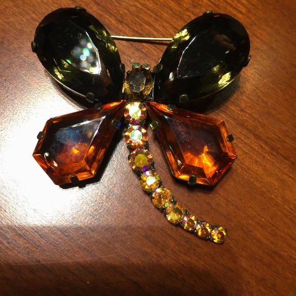 Beatiful crystal glass butterfly brooch pin back - Picture 6 of 11